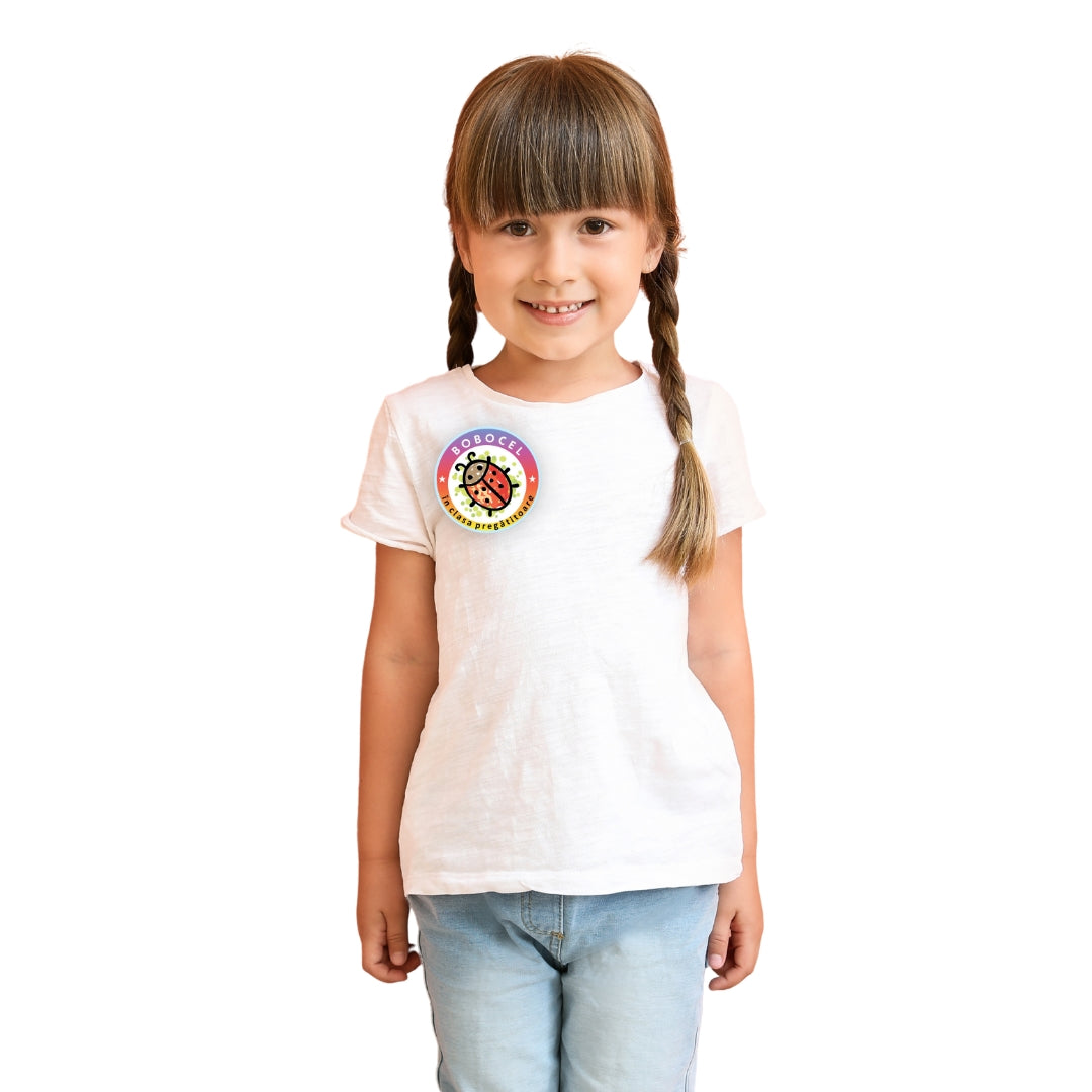 Mockup pentru insignă rotundă – Bobocel