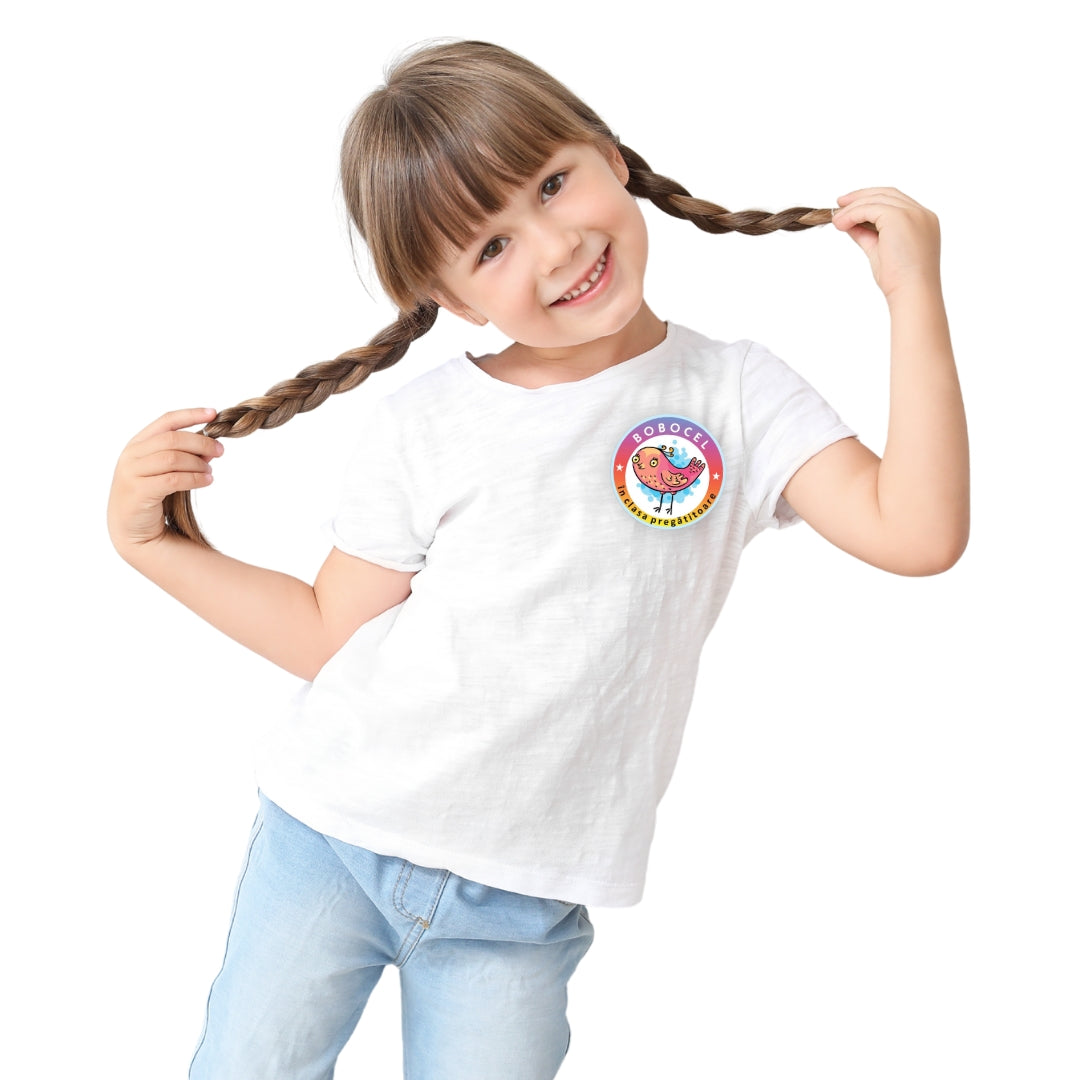 Mockup pentru insignă rotundă – Bobocel